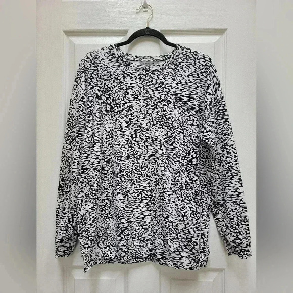 Athleta Balance Women's Animal Print Black & White Pullover Sweatshirt Size Med - Picture 1 of 3